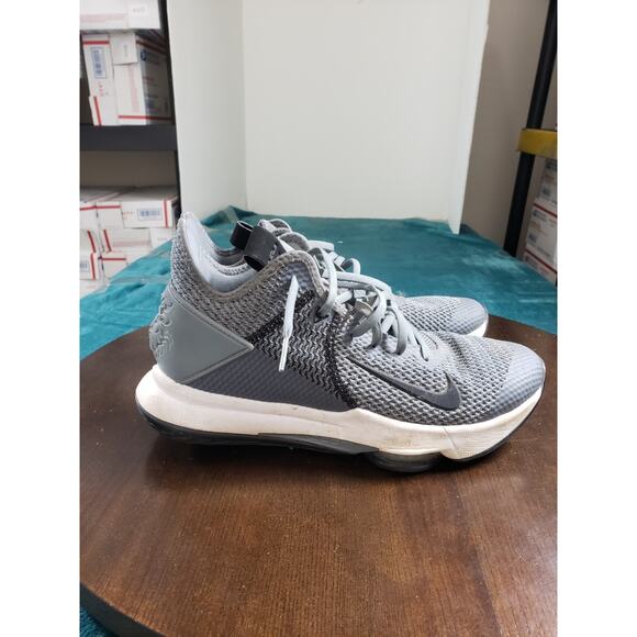 Nike Lebron Witness 4 TB Shoes Size 9.5 Mens Gray Basketball Gym CV4004-001 main image 5